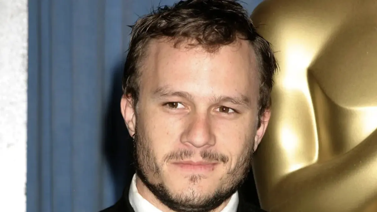 Belasan tahun setelah wafat pada usia 28 tahun, Heath Ledger tetap dikenang lewat peran ikonis sebagai The Joker. (Britannica)