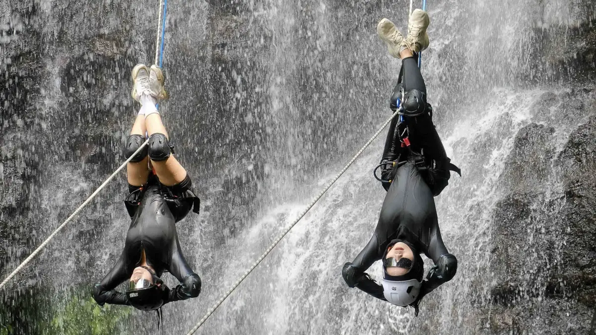 Canyoneering terbalik menjadi tren wisata petualangan yang viral di media sosial. (Putri untuk Radar Banyuwangi)
