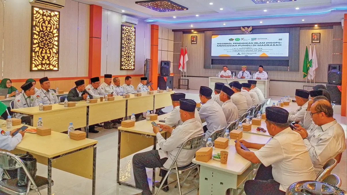 CEGAH PUNGLI: Kepala Kantor Kemenag Banyuwangi Chaironi Hidayat dan perwakilan Tipidkor Polresta Banyuwangi menghadiri acara Ngopi di meeting room MAN 2 Banyuwangi, Desa Gentengkulon, Kecamatan Genteng, Senin (20/7). (Humas Kemenag Banyuwangi)
