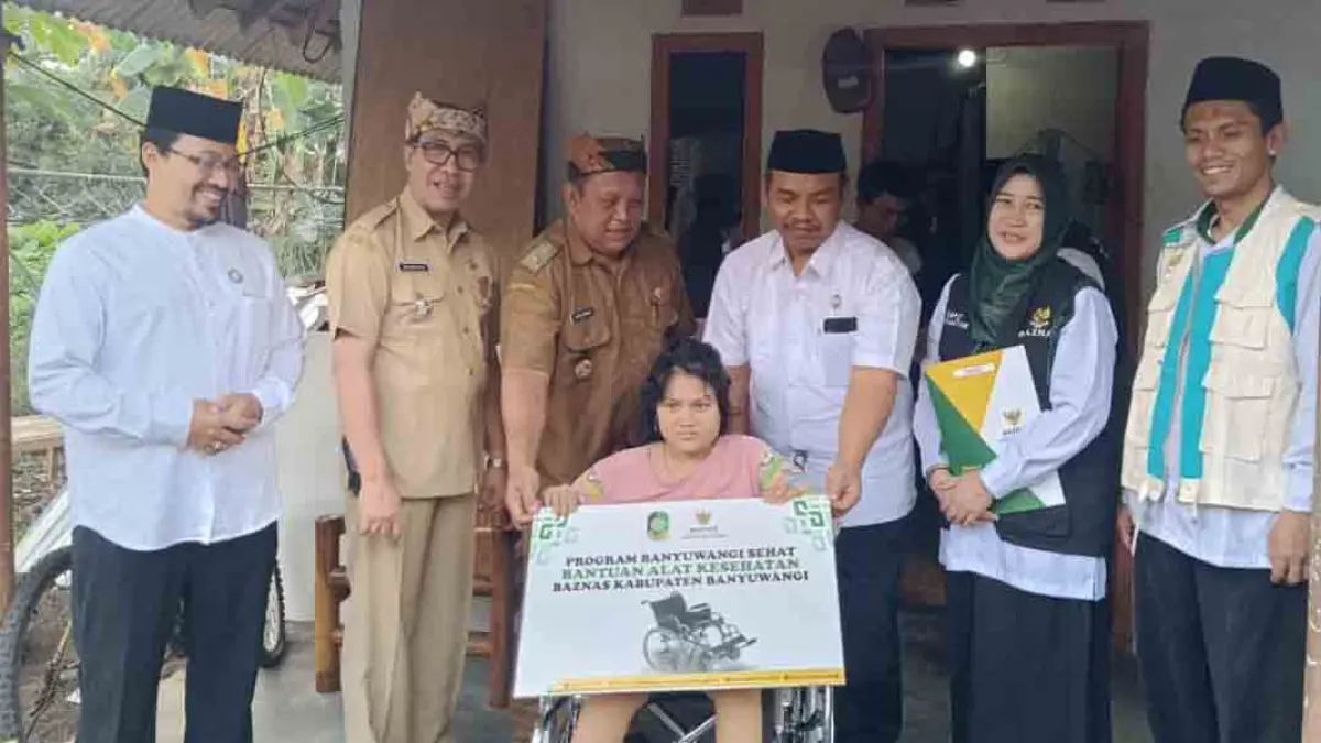 DIBANTU: Tri Anggara Kasih menerima bantuan kursi roda dari Baznas Banyuwangi. (Istimewa)