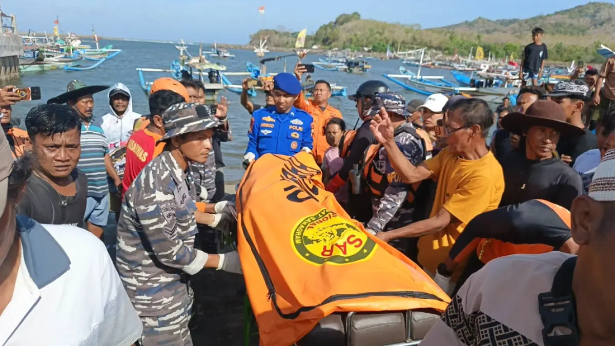 EVAKUASI JENAZAH: Jenazah Sutrisno ditemukan oleh tim SAR gabungan dan nelayan di area Pelabuhan Grajagan, Selasa (21/7). (Zamrozi Wahyu/Radar Banyuwangi)