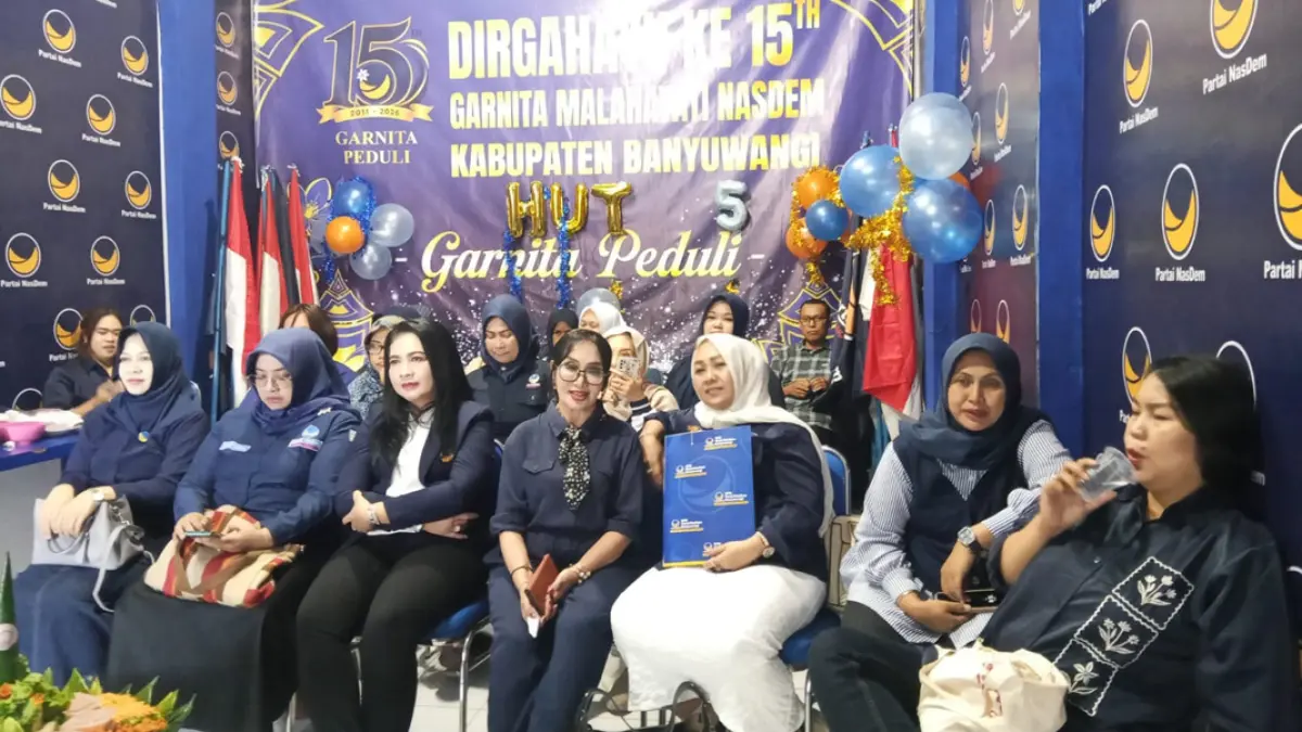 GARDA TERDEPAN: Prosesi pemotongan tumpeng menjadi simbol sinergi antara Garnita Partai NasDem dalam memperkuat peran perempuan di tengah masyarakat. (Istimewa)