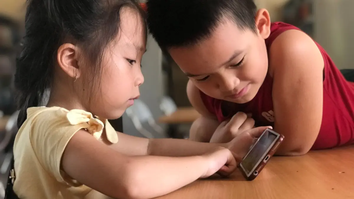 Guru Besar Fakultas Psikologi UI menegaskan anak di bawah 16 tahun belum siap memiliki akun media sosial. (Pexels/Triệu Thanh Tâm)