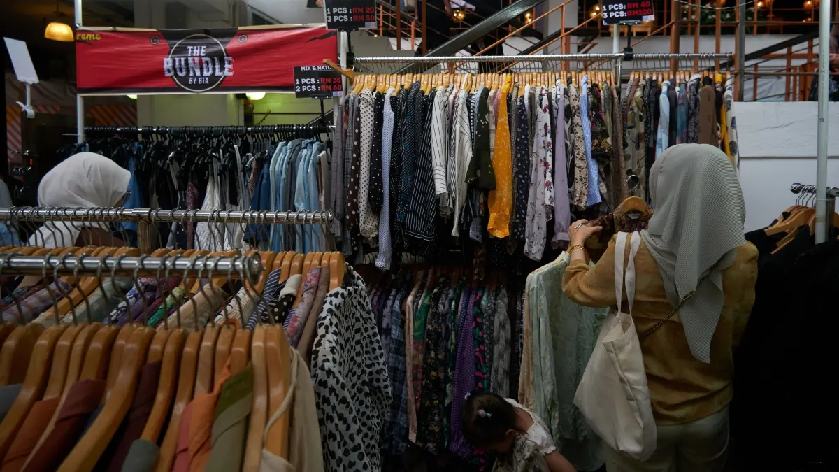 Ilustrasi - Banyuwangi memiliki beragam pusat belanja fashion yang lengkap dan terjangkau. (Pexels/Sự Minh)