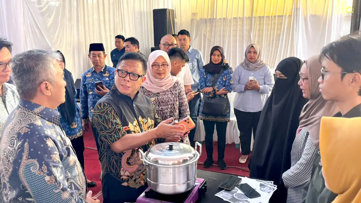 JALAN MANDIRI:  Direktur BPJS Ketenagakerjaan, Saiful Hidayat, bersama Bupati Banyuwangi Ipuk Fiestiandani meninjau 100 ahli waris pekerja yang tengah mengikuti program PETA di kantor BPJS Ketenagakerjaan Banyuwangi. (Fredy Rizki/Radar Banyuwangi)