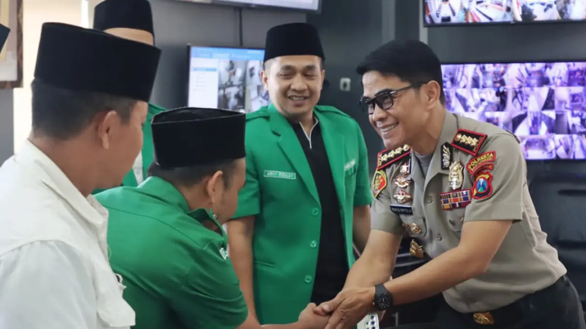 Kapolresta Banyuwangi Kombespol Rofiq Ripto Himawan menerima kunjungan pengurus GP Ansor Banyuwangi di ruang kerjanya, Selasa (21/7). (Firdaus for Radar Banyuwangi)