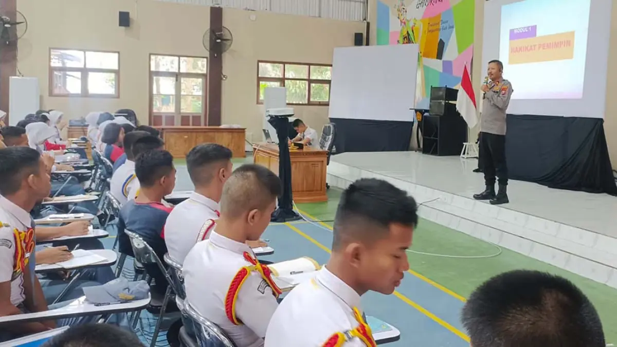 Kasat Binmas Polresta Banyuwangi Kompol Basori Alwi memberikan pembinaan kepada ratusan taruna dan taruni kelas XII SMAN 2 Taruna Bhayangkara, Selasa (21/7). (Humas Polresta Banyuwangi)