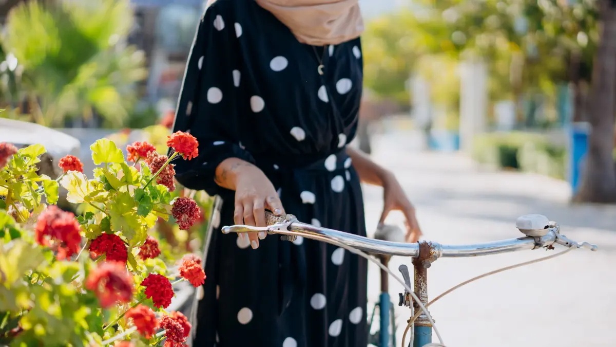 Motif polkadot kembali menjadi tren fashion di kalangan remaja. (Pexels/Mikhail Nilov)
