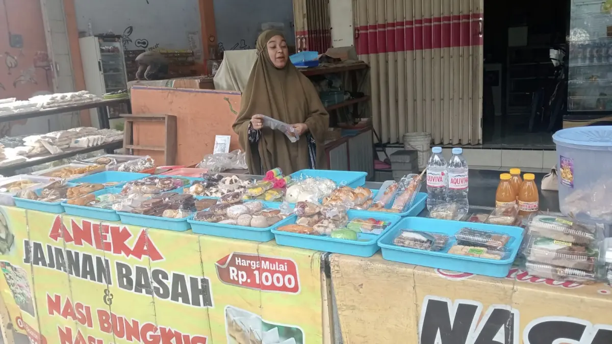 Pedagang jajanan tradisional tetap bertahan dengan menjual aneka kue basah, gorengan, nasi bungkus, dan nasi kuning mulai Rp1.000. (Desi untuk Radar Banyuwangi)