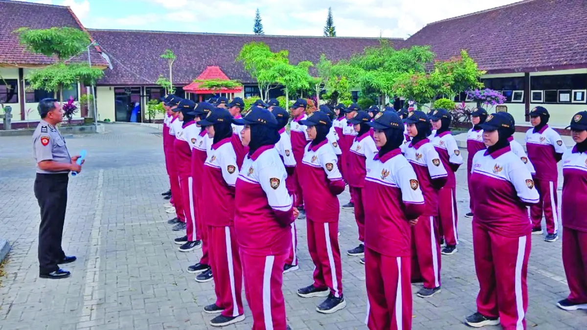 PENJARINGAN: Jajaran Polsek Glenmore mendatangi sekolah untuk menjaring calon anggota Paskibra, Selasa (21/7). (Salis Ali/Radar Banyuwangi)