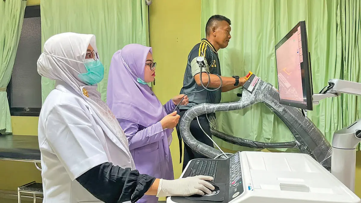 PERIKSA LEBIH DINI: Dokter Rika Yenni Prihatini Sp JP sedang mengoperasikan alat treadmill jantung terbaru untuk dimanfaatkan pasien. (Foto: RSI Fatimah Banyuwangi)