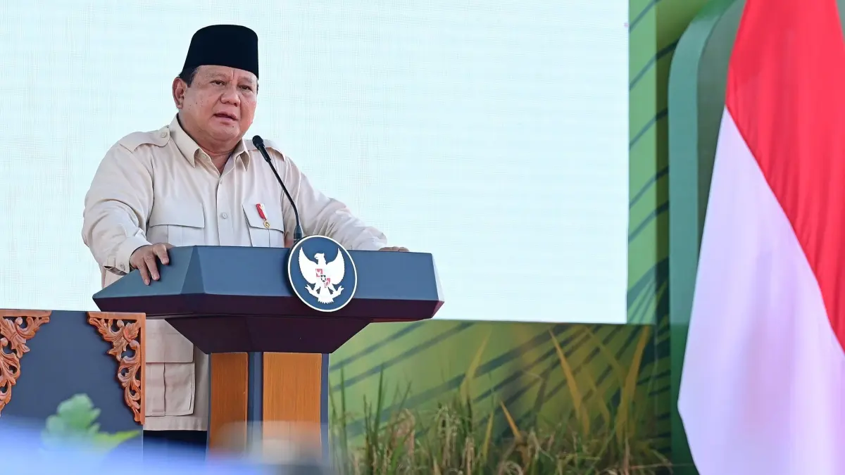 Presiden Prabowo Subianto meminta pemerintah dan masyarakat tidak gentar terhadap isu penurunan rating investasi Indonesia. (JawaPos.com)