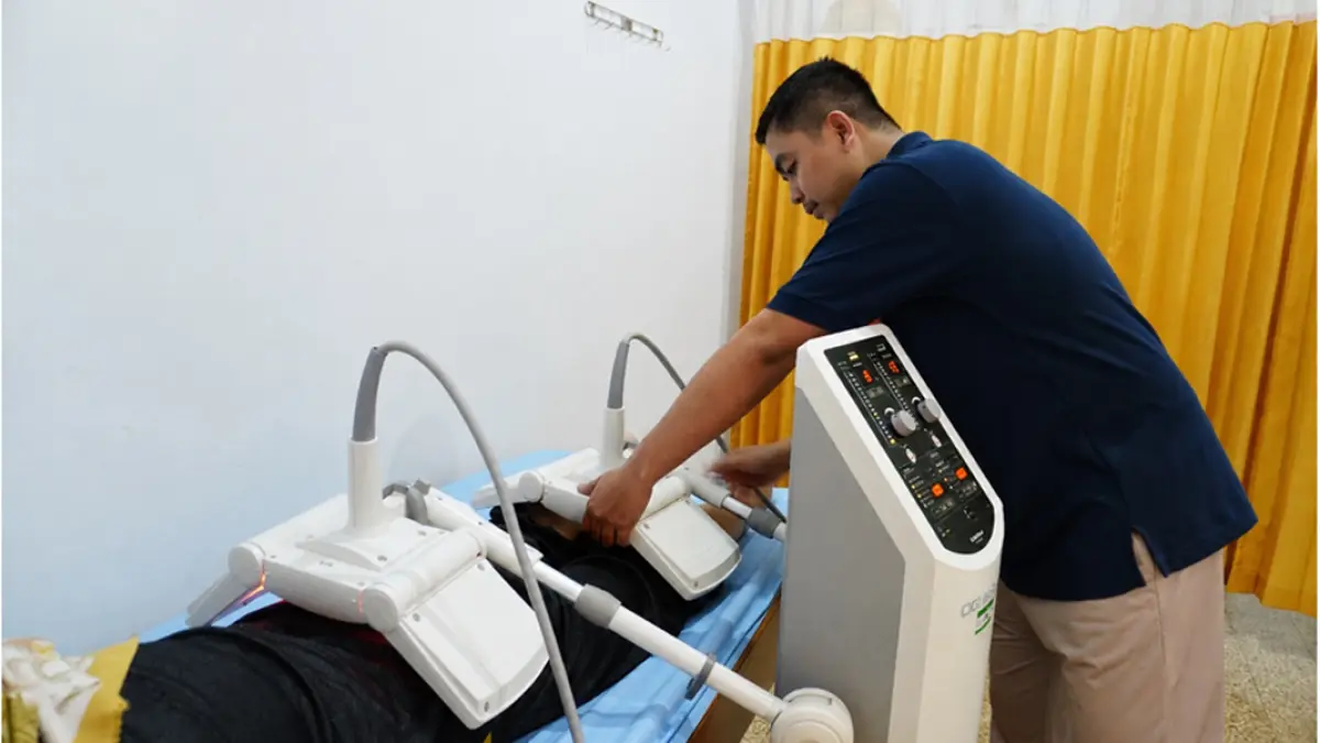PROFESIONAL: Fisioterapis RSU Bhakti Husada melakukan tindakan kepada pasien sakit pinggang. (Foto: RSU Bhakti Husada)
