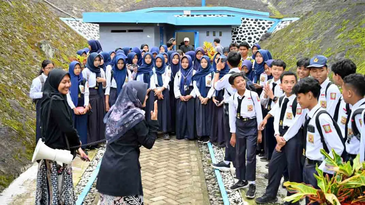 Puluhan siswa SMPN 3 Banyuwangi berwisata sekaligus belajar tentang air bersih dan pengelolaan lingkungan di Sumber Gedor beberapa waktu lalu. (Ramada Kusuma/Radar Banyuwangi)