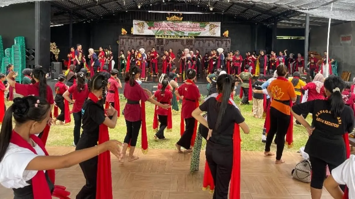 Ratusan pelajar Banyuwangi memperkuat latihan menghadapi seleksi penari Festival Gandrung Sewu 2026. (Banyuwangi Tourism)