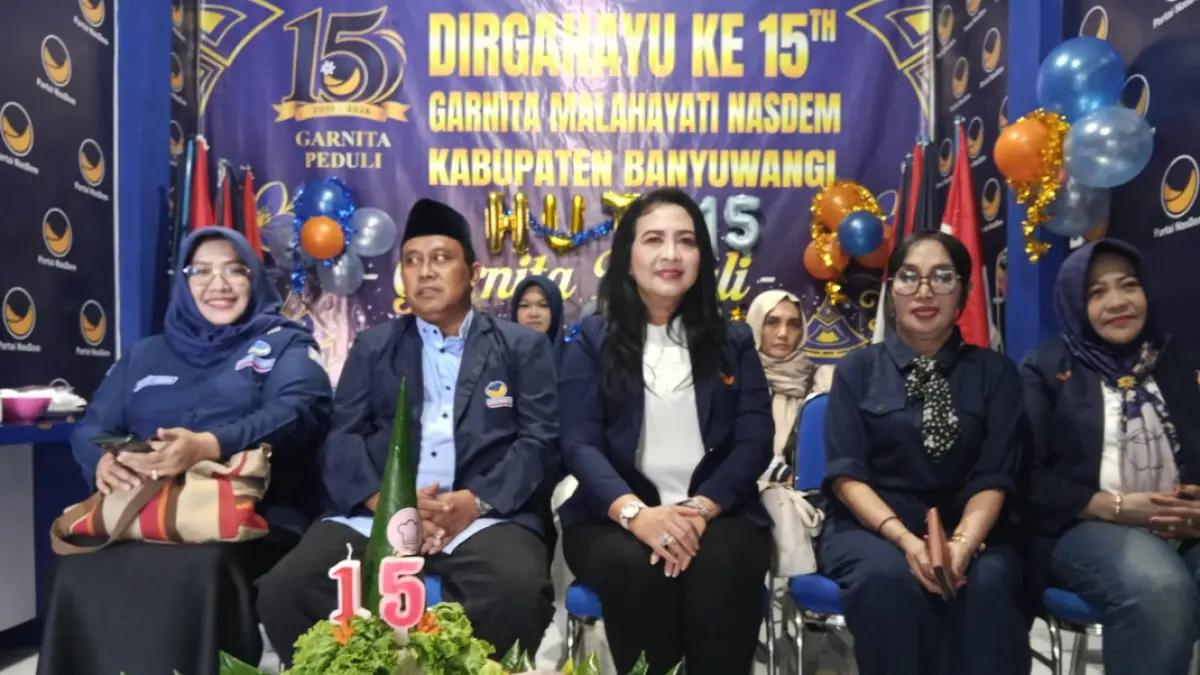 SIAPKAN TUMPENG: Ketua Garnita Partai NasDem Banyuwangi Ratih Nurhayati (tengah) duduk bersama pengurus NasDem saat merayakan HUT ke-15 Garnita di kantornya Jalan Adi Sucipto Banyuwangi, Selasa (21/7). (Istimewa)