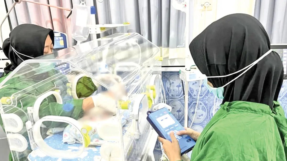 TEKNOLOGI CANGGIH: Petugas medis RSUD Blambangan melakukan pemantauan terhadap bayi prematur monitoring hemodinamik non-invasif. (Putri RSUD Blambangan)