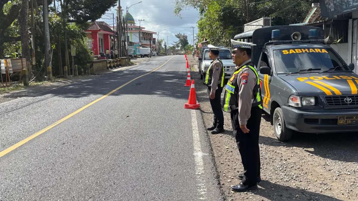 TURUN LAPANGAN: Petugas Unit Lantas Polsek Kalibaru bersiaga di sekitar lokasi perbaikan Jembatan Kajarharjo, Desa Kajarharjo, Kecamatan Kalibaru, Selasa (21/7). (Salis Ali/Radar Banyuwangi)
