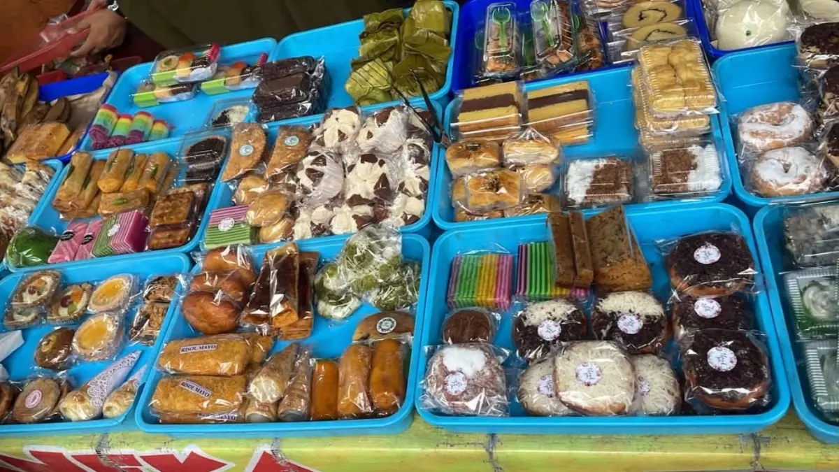 Beberapa jajanan pasar tradisional yang masih diminati masyarakat. (Anita untuk Radar Banyuwangi)