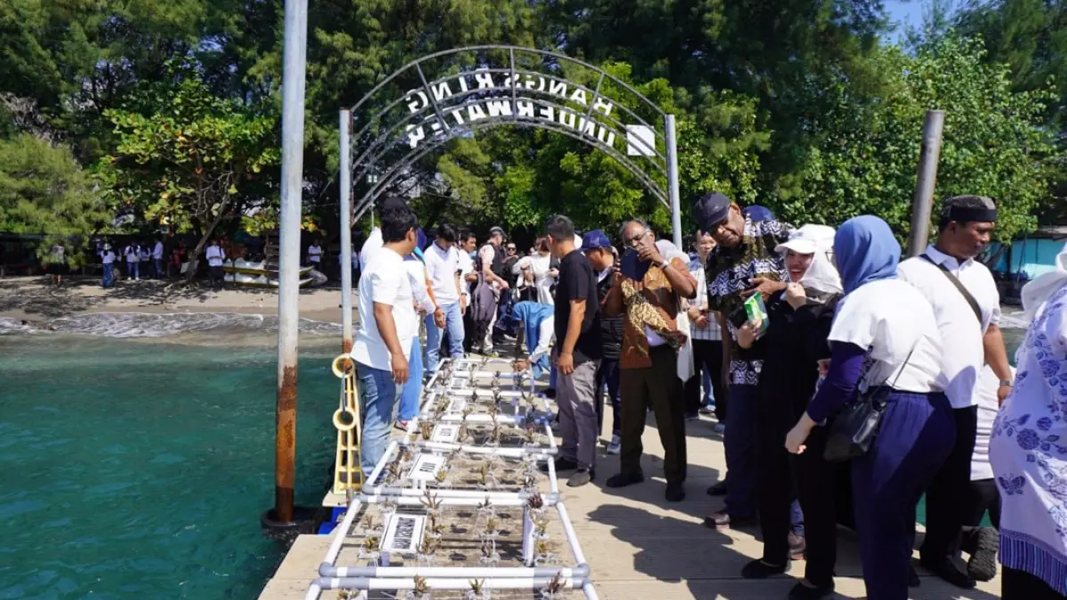 Delegasi asal berbagai negara bersiap menanam terumbu karang di kawasan Bangsring Underwater dalam rangkaian kegiatan ASEAN-ID Blue di Banyuwangi pada 16-19 Juli. (Humas Pemkab Banyuwangi)