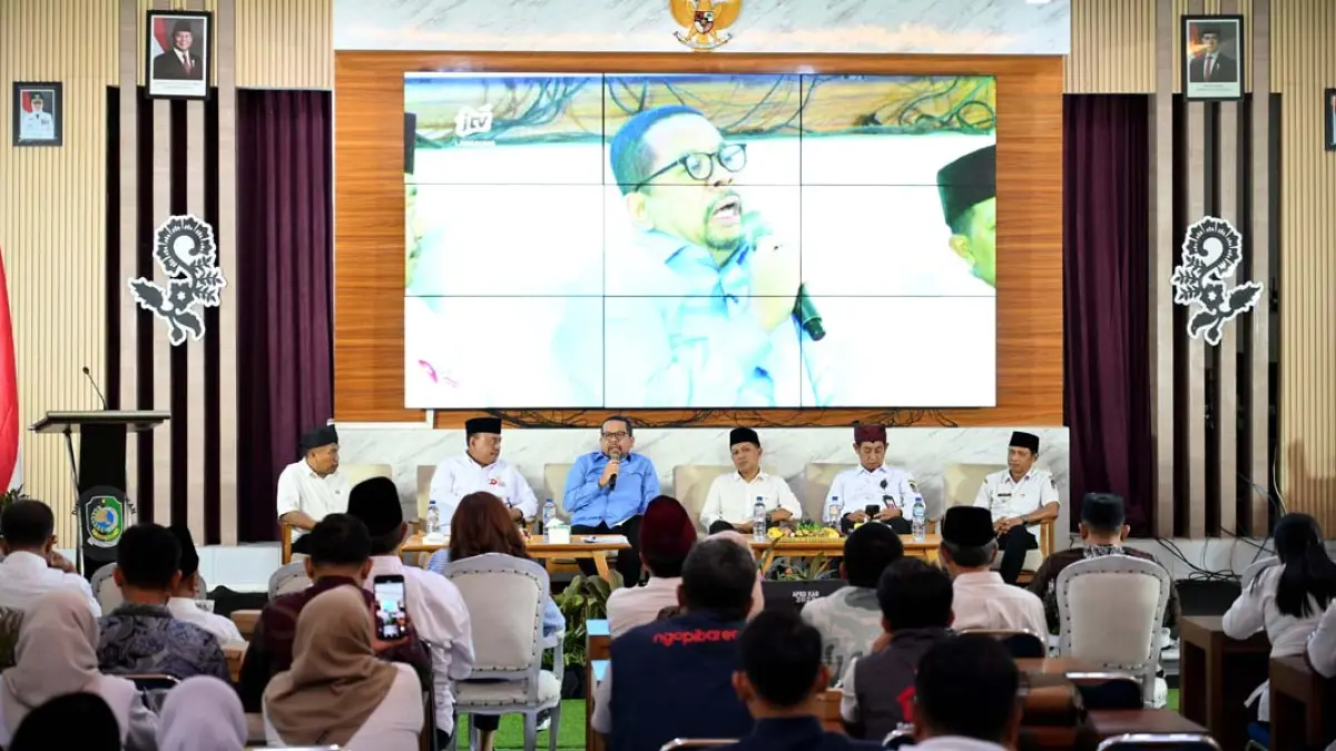 Diskusi publik memperingati Hari Koperasi yang dihadiri Kepala Bakom RI Muhammad Qodari berlangsung gayeng di aula kantor Dispendik Banyuwangi, Rabu sore (22/7). (Ramada Kusuma/Radar Banyuwangi)