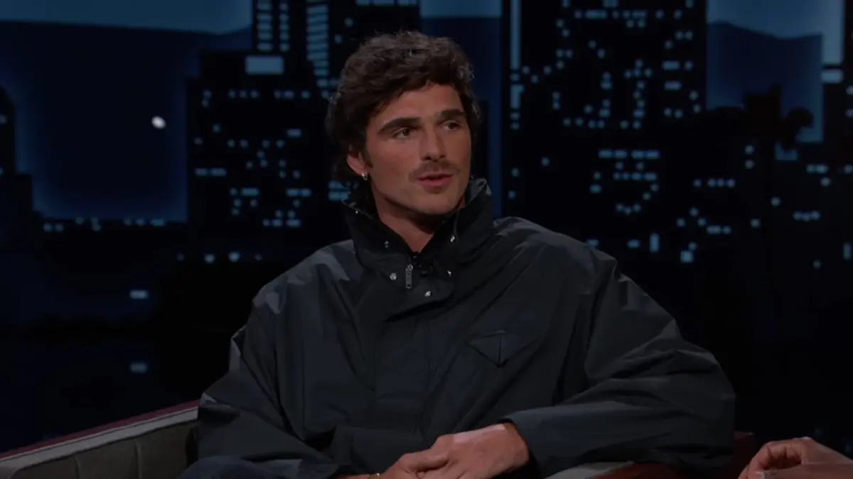 Jacob Elordi dipastikan batal menjadi juri Festival Film Cannes 2026 setelah mengalami patah pada kedua tumit akibat melompat dari tempat tinggi. (YouTube/Jimmy Kemel Live)