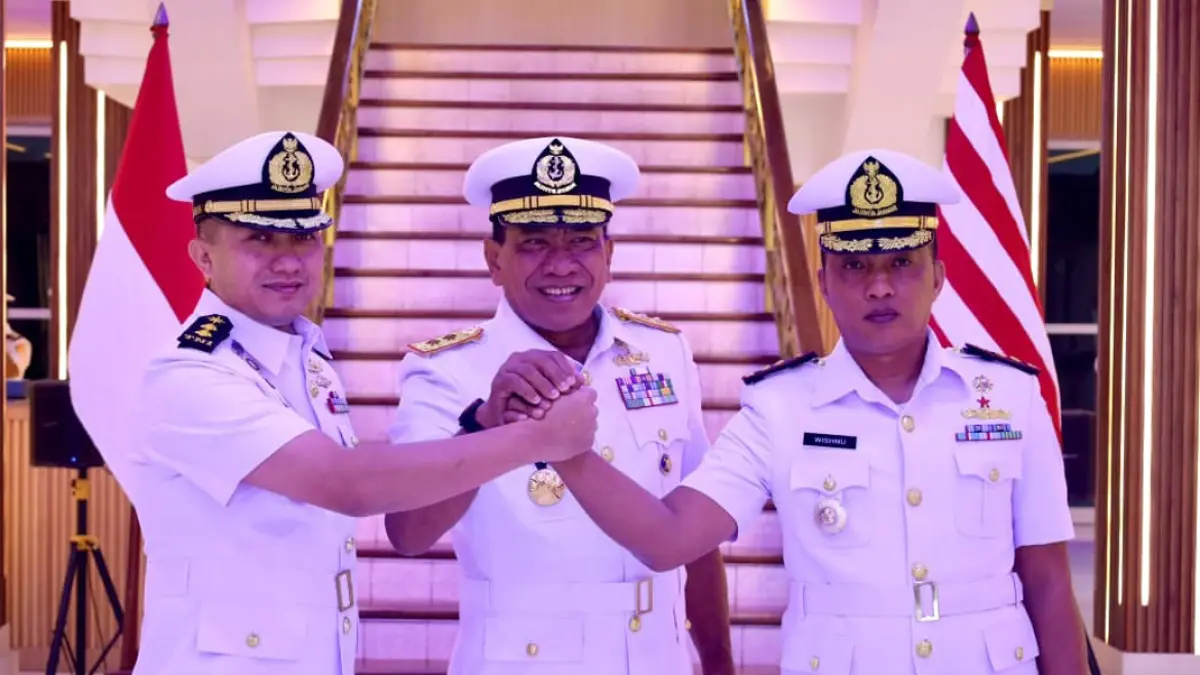 KOMANDAN BARU: Letkol Laut (P) Muhamad Puji Santoso menyerahkan jabatan Komandan Lanal Banyuwangi kepada Letkol Laut (P) Wishnu Krestiawan. (LANAL BANYUWANGI)