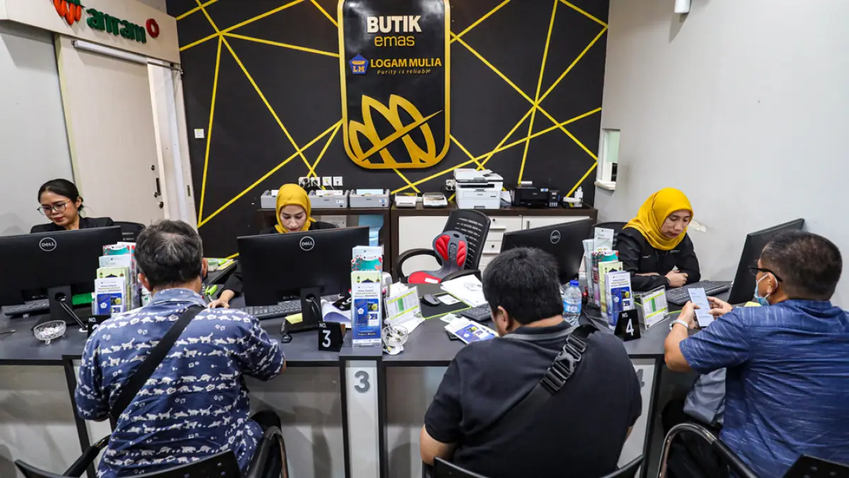 Konsumen menunggu antrian pembelian emas Antam di Butik Emas Logam Mulia PT. Aneka Tambang (Antam) di kantor pusat Jalan TB. Simatupang, Jakarta. (Salman Toyibi/Jawa Pos)