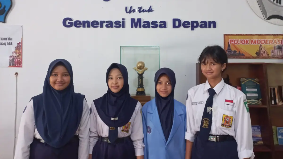 KONTESTAN: Peserta asal SMPN 2 Genteng siap berkompetisi apa ajang English Speech Contest 2026. (ISTIMEWA)