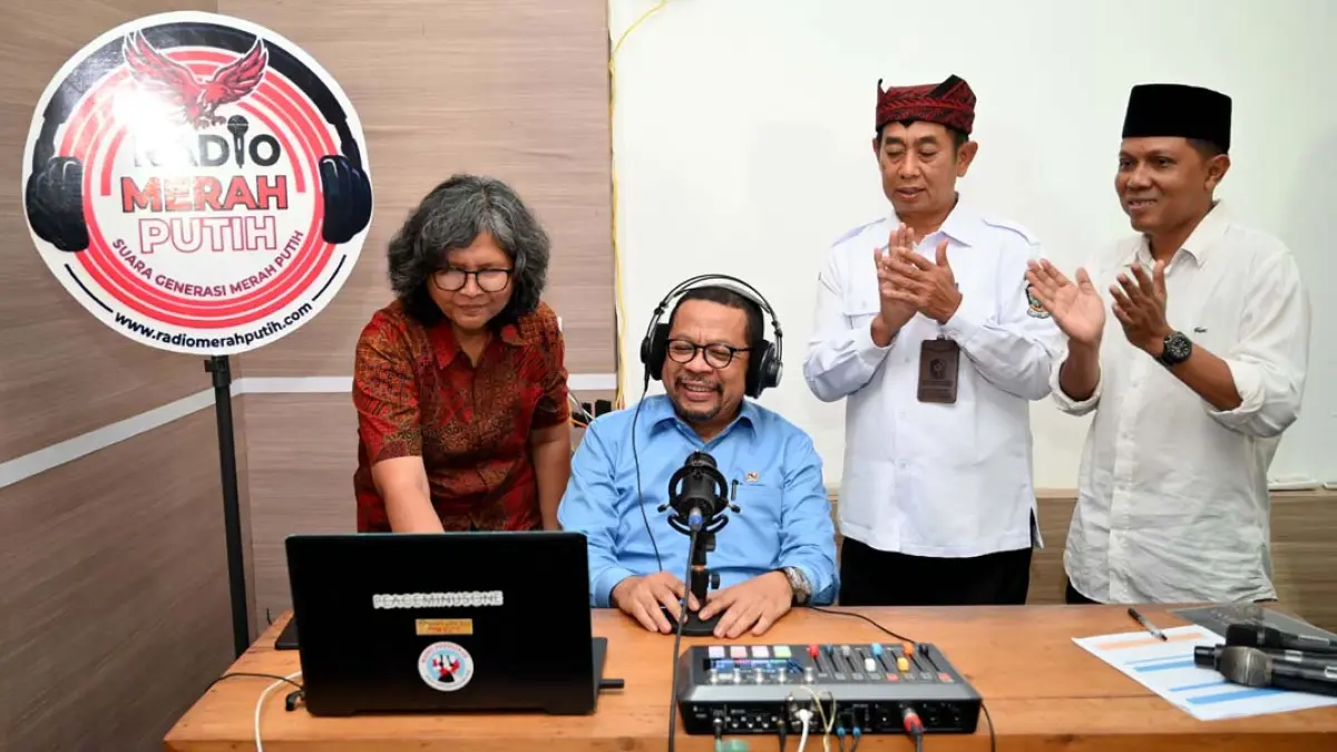 SIARAN PERDANA: Kepala Bakom RI Muhammad Qodari didampingi Ketua Asosiasi KDKMP Imam Maskun dan Asisten Perekonomian-Pembangunan Suratno me-launching radio digital Merah Putih di aula Kantor Dispendik Banyuwangi, Rabu (22/7). Ramada Kusuma/Radar Banyuwangi)