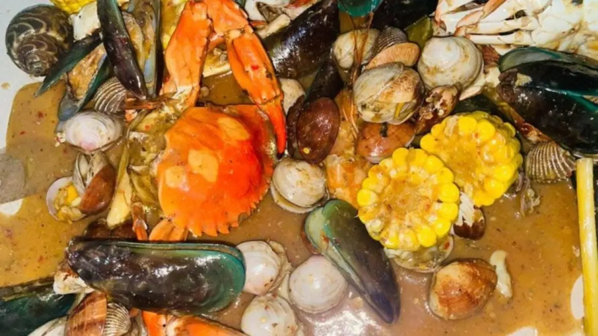 Seafood tetap menjadi kuliner favorit masyarakat. (Balquisse untuk Radar Banyuwangi)