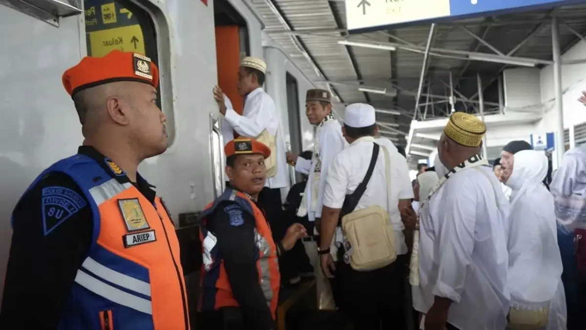 Sebanyak 121 jemaah umrah asal Labuhanbatu memanfaatkan KA Sribilah Utama menuju Bandara Kualanamu. (KAI)