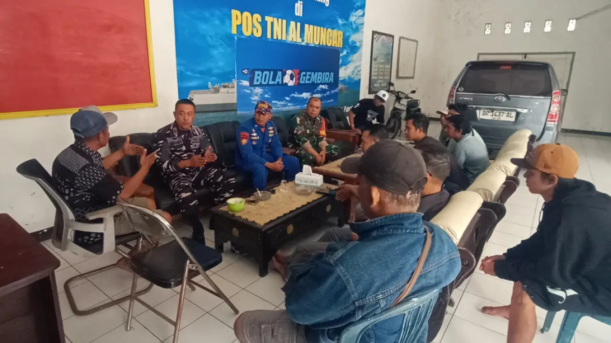 SELAMAT DARI MAUT: Penumpang KMN Jawara dan KMN Putri dievakuasi di Markas TNI Angkatan Laut Muncar, Rabu (22/7). (Marjun Susanto for Radar Banyuwangi)
