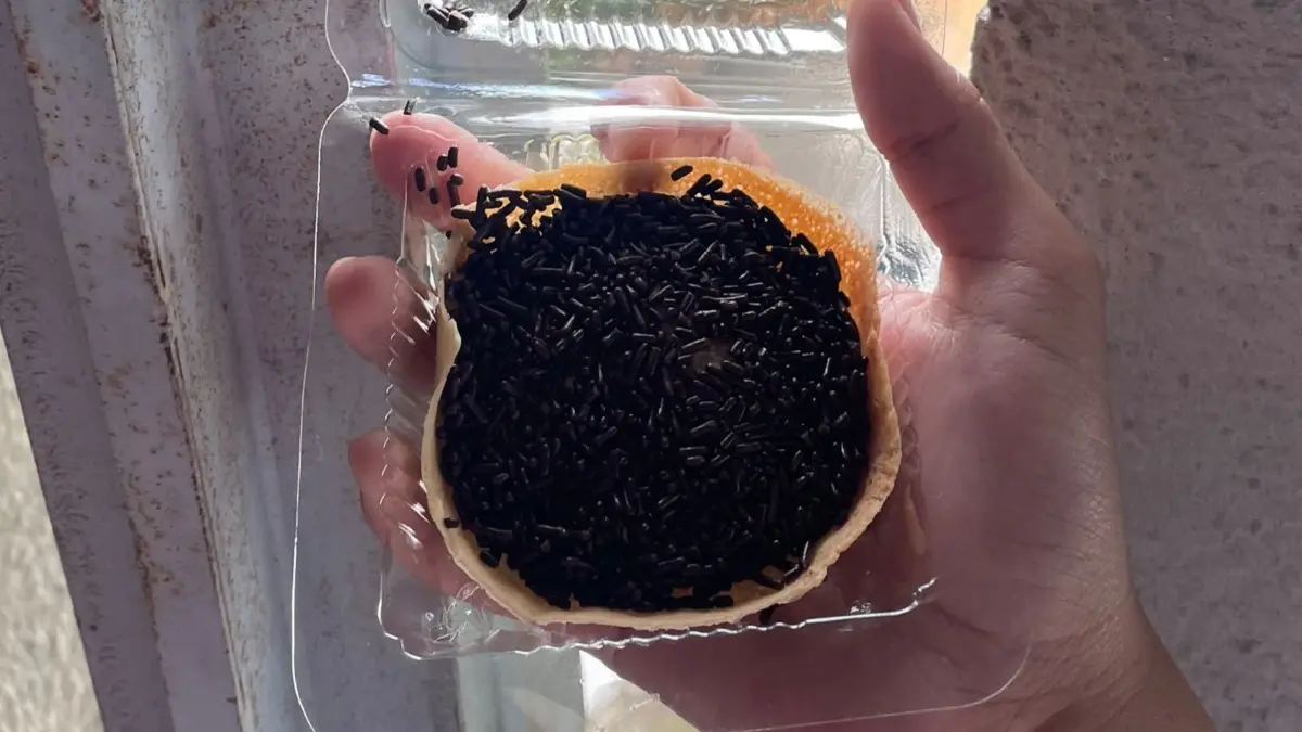 Terang bulan mini semakin digemari masyarakat karena ukurannya praktis, harga terjangkau, dan pilihan topping yang beragam. (Desi untuk Radar Banyuwangi)