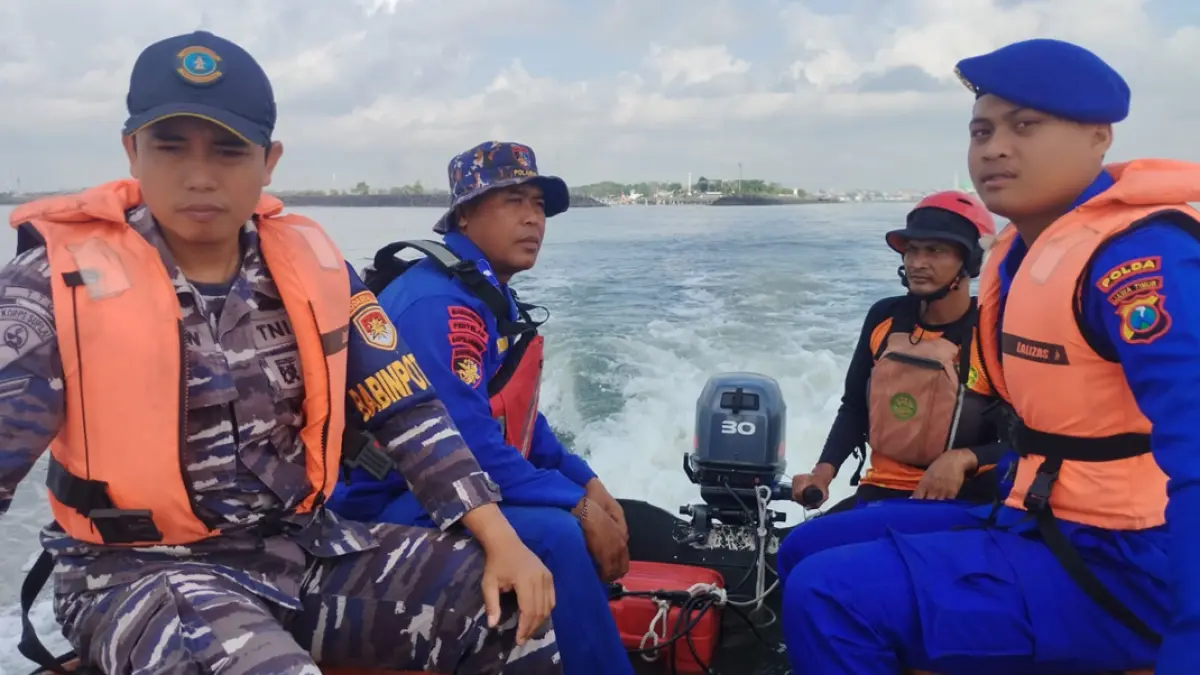 Tim SAR gabungan menyusuri area Pelabuhan Grajagan mencari keberadaan nelayan yang hilang, Rabu (22/7). (Basarnas for Radar Banyuwangi)