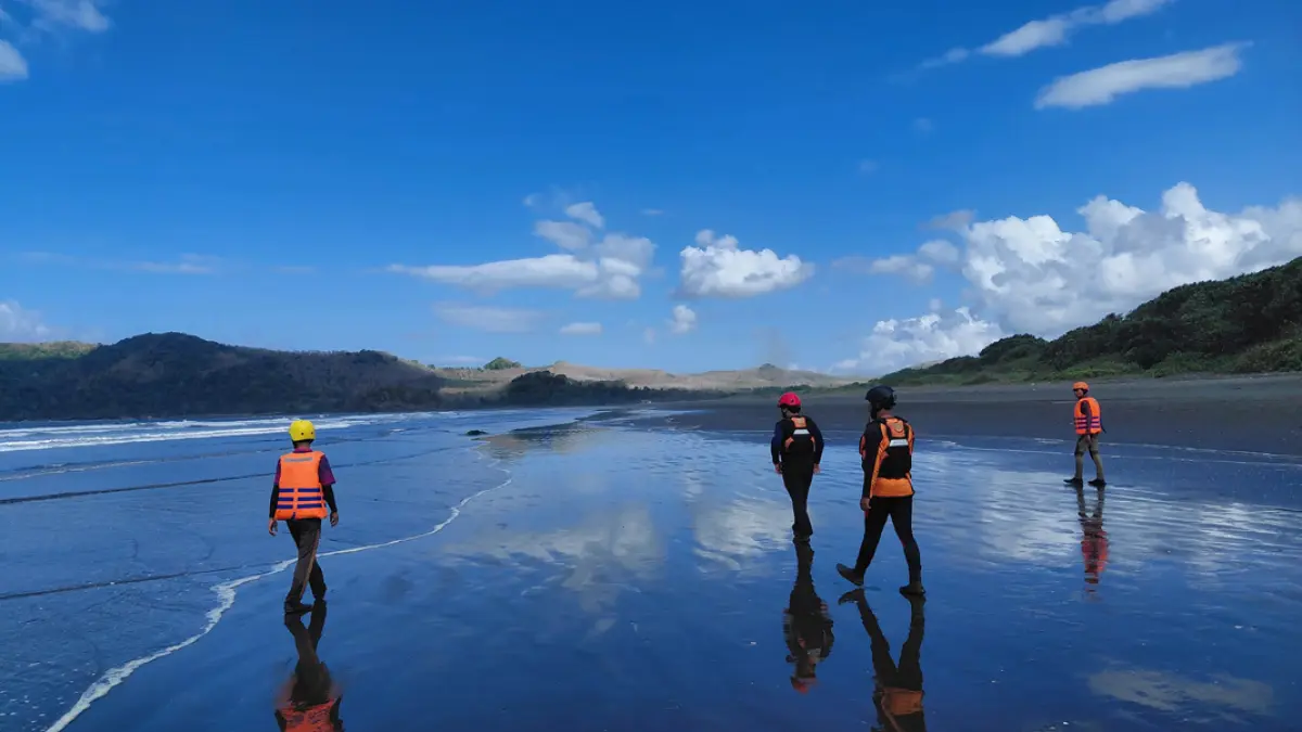Tim SAR gabungan menyusuri area Pelabuhan Grajagan untuk mencari korban kapal nelayan terbalik yang hingga Rabu (22/7) belum ditemukan. (Basarnas for Radar Banyuwangi)