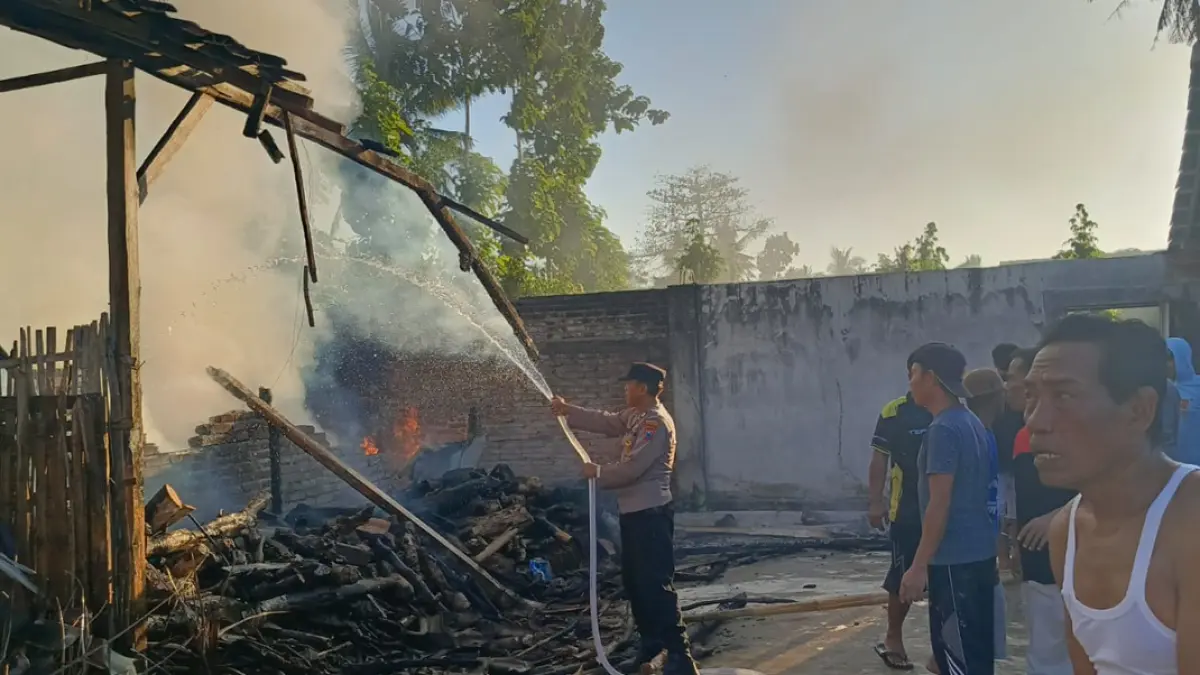 Warga bersama petugas gotong royong memadamkan api pada gudang kayu di Desa Sidorejo, Kecamatan Purwoharjo pada 7 Juni lalu. (Agus Suhartono for Radar Banyuwangi)