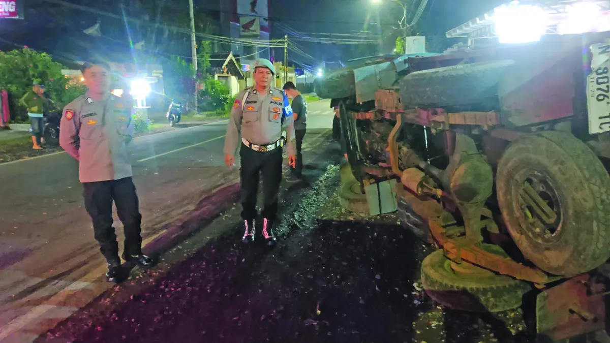 Anggota Polsek Cluring melakukan olah TKP di Jalan Raya Desa Benculuk, Kecamatan Cluring, Rabu petang (22/7). (PUTU ARDANA for Radar Banyuwangi)