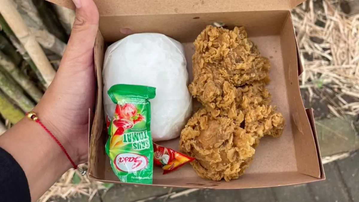 Ayam Kentucky tetap menjadi makanan favorit masyarakat. (Desila untuk Radar Banyuwangi)