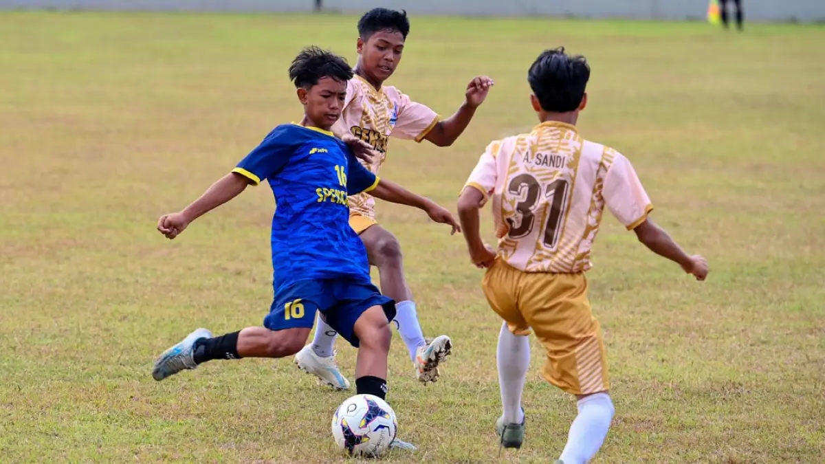 BERLAGA: Tim asal SMP Kecamatan Genteng bertanding melawan kesebelasan SMP Kecamatan Pesanggaran di Stadion Diponegoro Banyuwangi, Kamis (23/7). (Ramada Kusuma/Radar Banyuwangi)