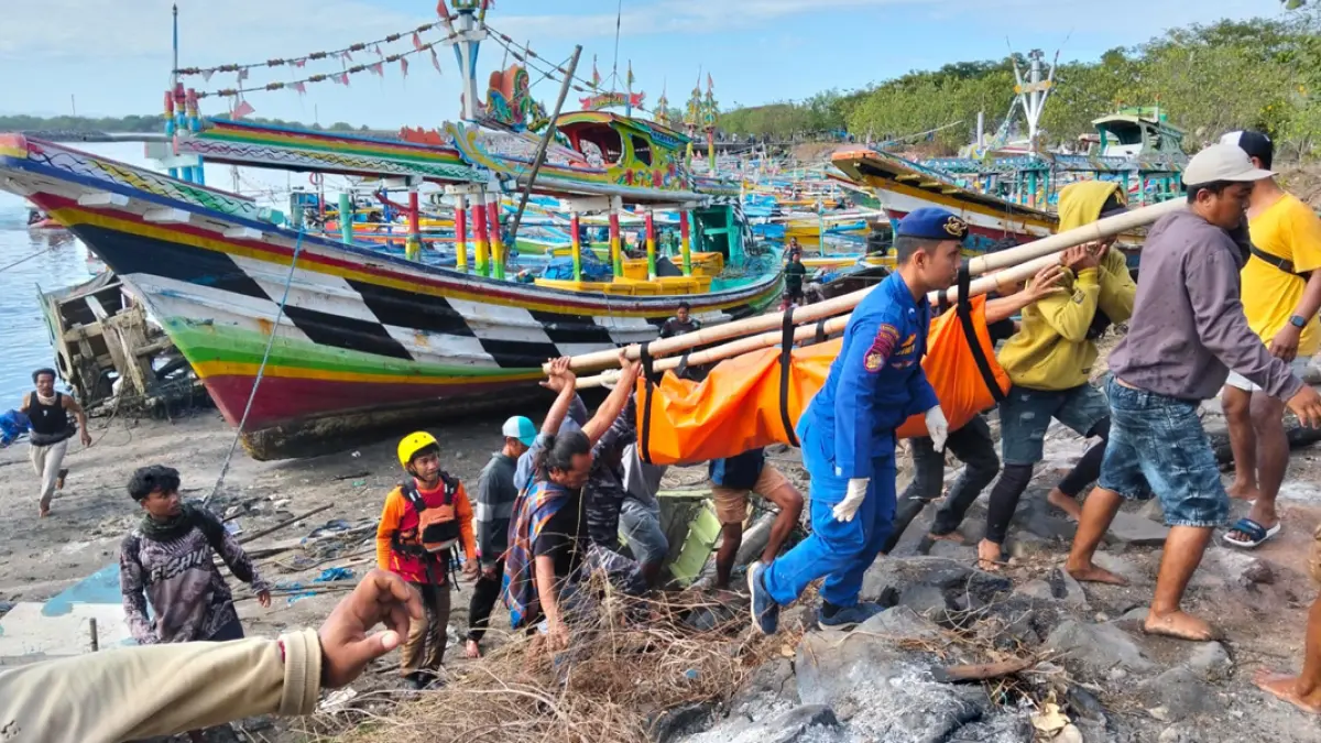 DITANDU: Tim SAR gabungan bersama nelayan mengevakuasi jenazah korban kapal tenggelam di Pelabuhan Grajagan, Kamis (23/7). (Agus Suhartono for Radar Banyuwangi)