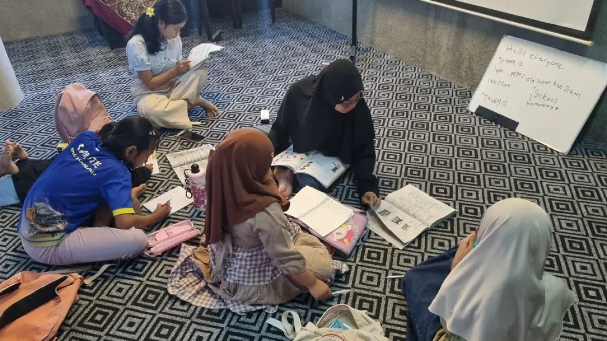 HAPPY HOUR: Anak-anak karyawan JP-RaBa mengikuti Mini English Class bersama Coach Tasya di Gedung Grha Pena Jawa Pos Radar Banyuwangi, Kamis (23/7). (Fredy Rizki/Radar Banyuwangi)