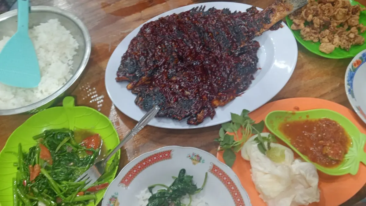 Ikan bakar tetap menjadi menu favorit masyarakat berkat cita rasa gurih, daging lembut, dan aroma bakaran yang khas. (Balquisse untuk Radar Banyuwangi)