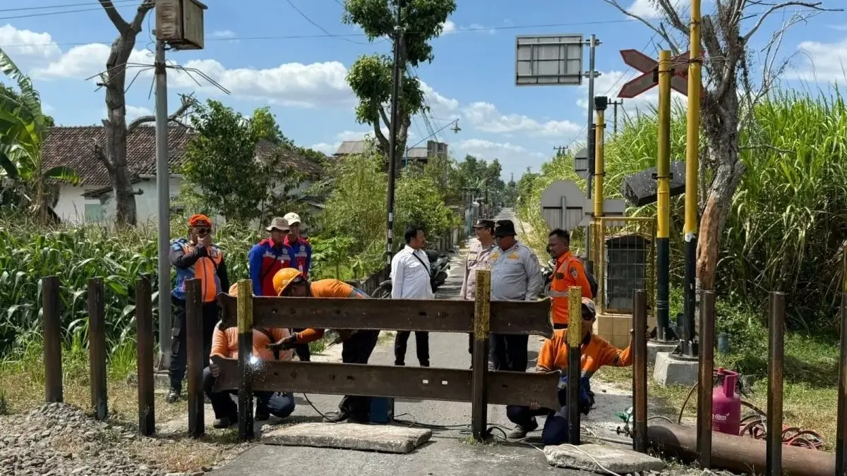 KAI Daop 7 Madiun menutup permanen perlintasan sebidang liar di Kabupaten Kediri usai kecelakaan Commuter Line Dhoho. (Antara)