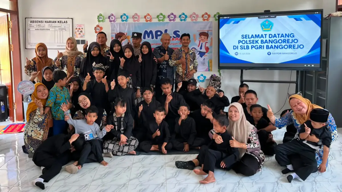 Kepala SPK 3 Polsek Bangorejo Aiptu IGB Wempi berbaur dengan puluhan anak-anak SLB PGRI Bangorejo, Kamis (16/7). (Humas Polresta Banyuwangi)