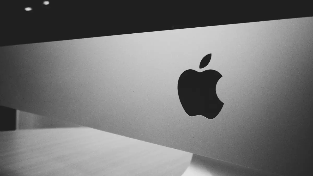 Kode iOS 27 beta mengungkap dugaan Apple tengah menyiapkan iPhone Ultra dengan teknologi baterai ganda. (Pexels/Armand Valendez)