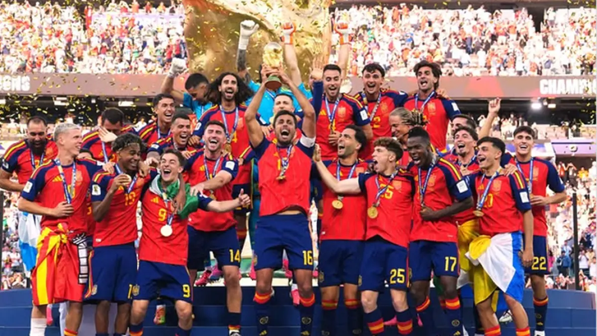 Momen selebrasi Timnas Spanyol jadi sorotan dunia usai Presiden AS Donald Trump hilang dari foto juara Piala Dunia 2026. (Instagram @sefutbol)