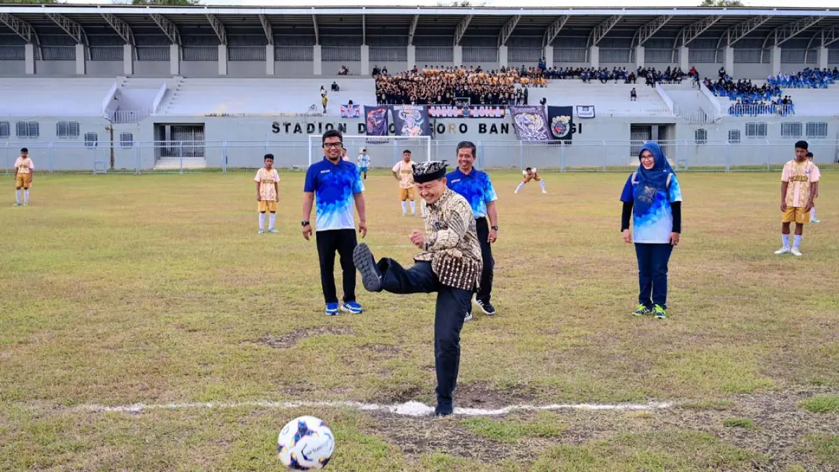 PEMBUKAAN: Plt Kabid SMP Dispendik Muisman menendang bola sebagai simbol dimulainya Gala Siswa Indonesia tingkat Banyuwangi. (Ramada Kusuma/Radar Banyuwangi)