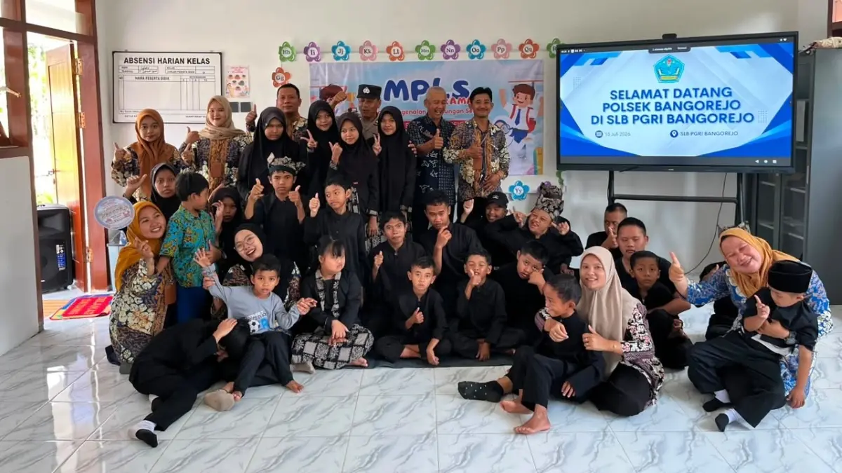 Polresta Banyuwangi melalui Program Polisi Sahabat Anak menggelar pembinaan di SLB PGRI Bangorejo. (Polresta Banyuwangi)