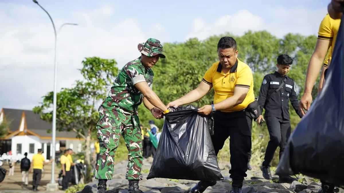 Polresta Banyuwangi menggelar Apel Gerakan Indonesia Asri di Kampung Nelayan Merah Putih. (Polresta Banyuwangi)